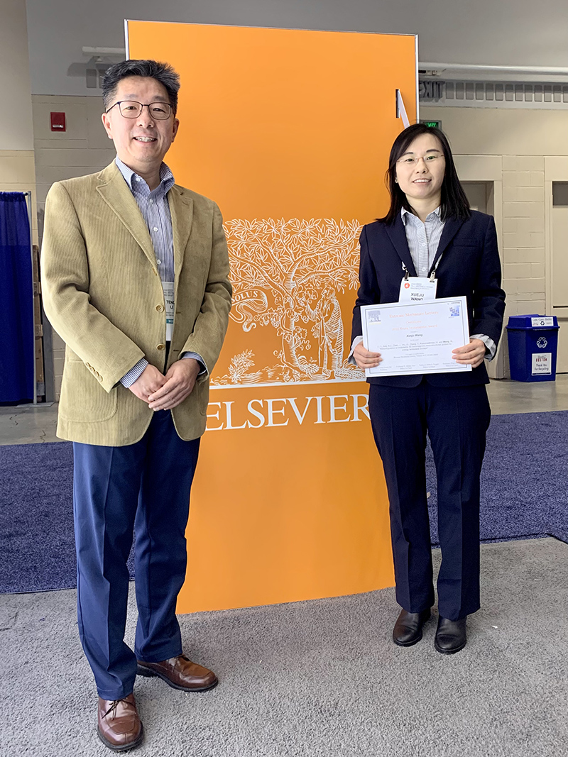 Xueju “Sophie” Wang (right) receiving the EML Young Investigator Award certificate presented by Professor Teng Li (left), editor of the journal EML and professor at the University of Maryland, at the 2022 MRS Fall conference.